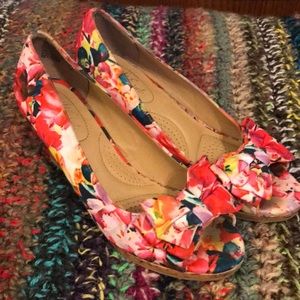 Floral wedge sandals